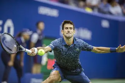 Novak Djokovic luta pela vitória no US Open Tennis Championship.