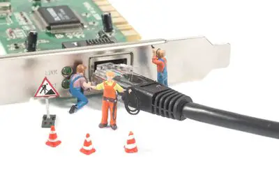 Pequenos caracteres conectando um cabo Ethernet a uma placa de rede.