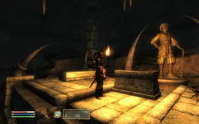 Uma estátua é iluminada por uma tocha em Elder Scrolls Oblivion