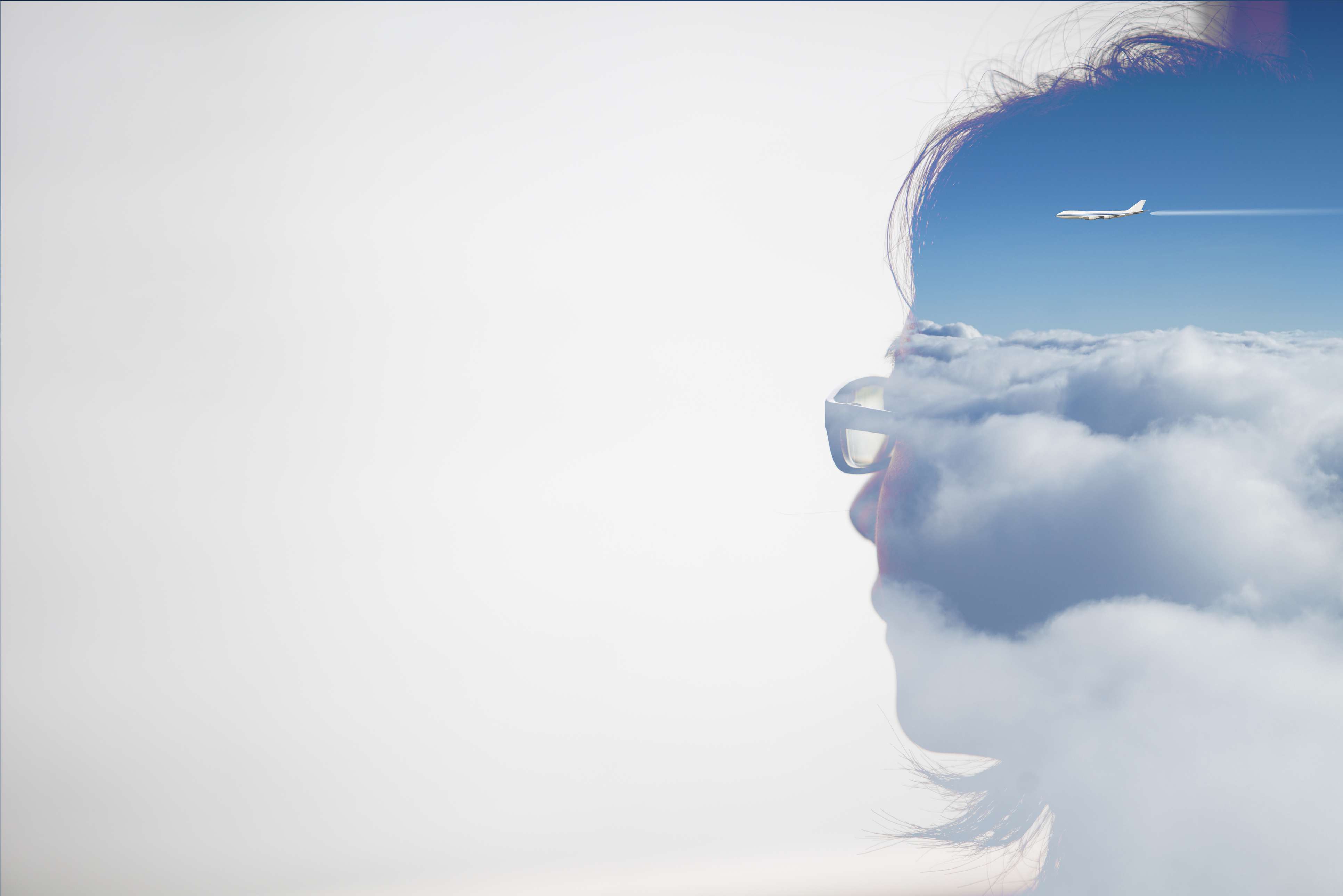 Retrato de dupla exposição de uma mulher asiática combinado com céu azul e aeronaves voando sobre o céu