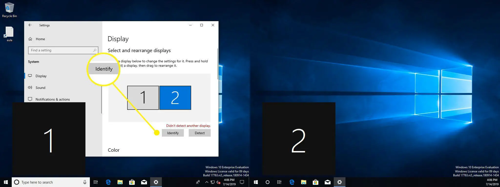 Monitores duplos no Windows com o botão Identificar destacado