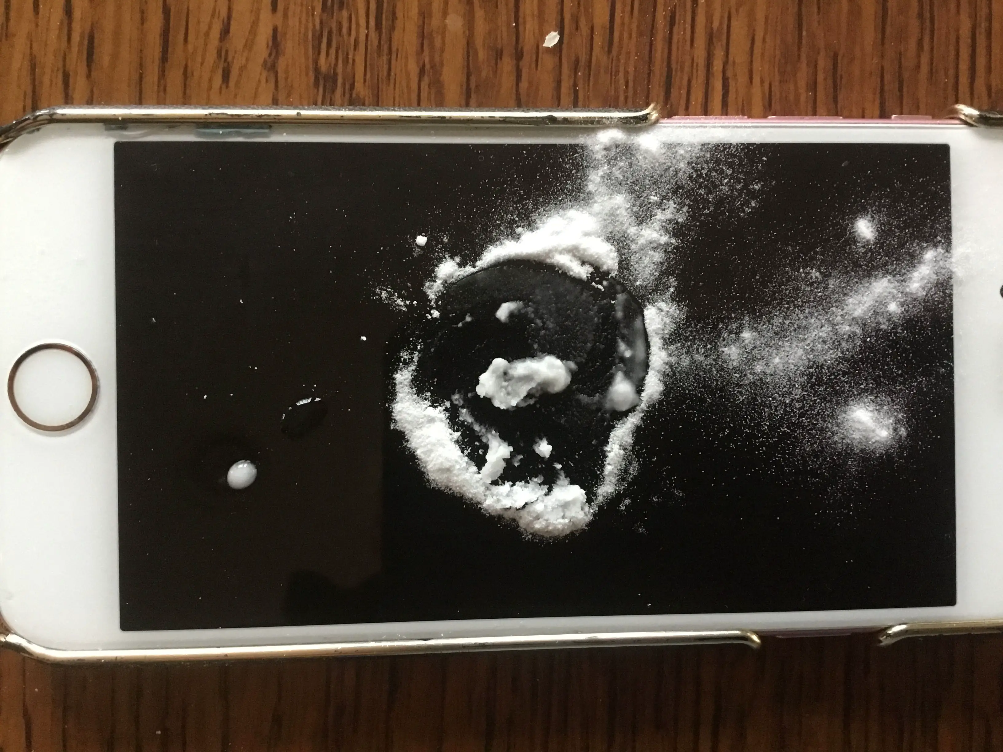 Foto de bicarbonato de sódio na tela do telefone para limpar arranhões
