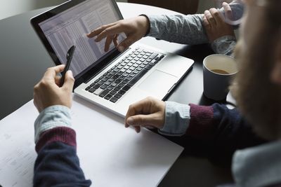 Empresários conversando e discutindo dados no laptop em uma reunião na sala de conferências