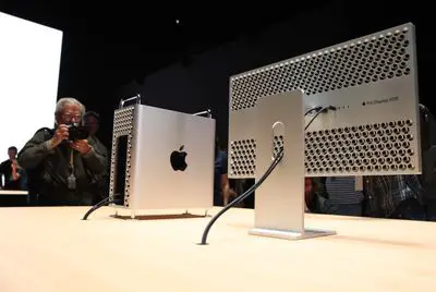 Mac Pro 2019 em uma mesa sendo fotografada