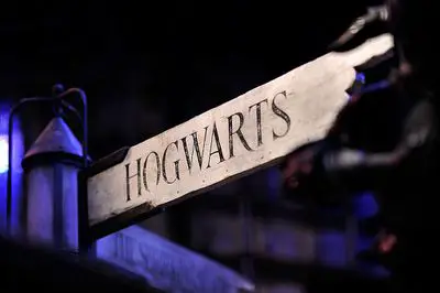 Placa apontando para Hogwarts