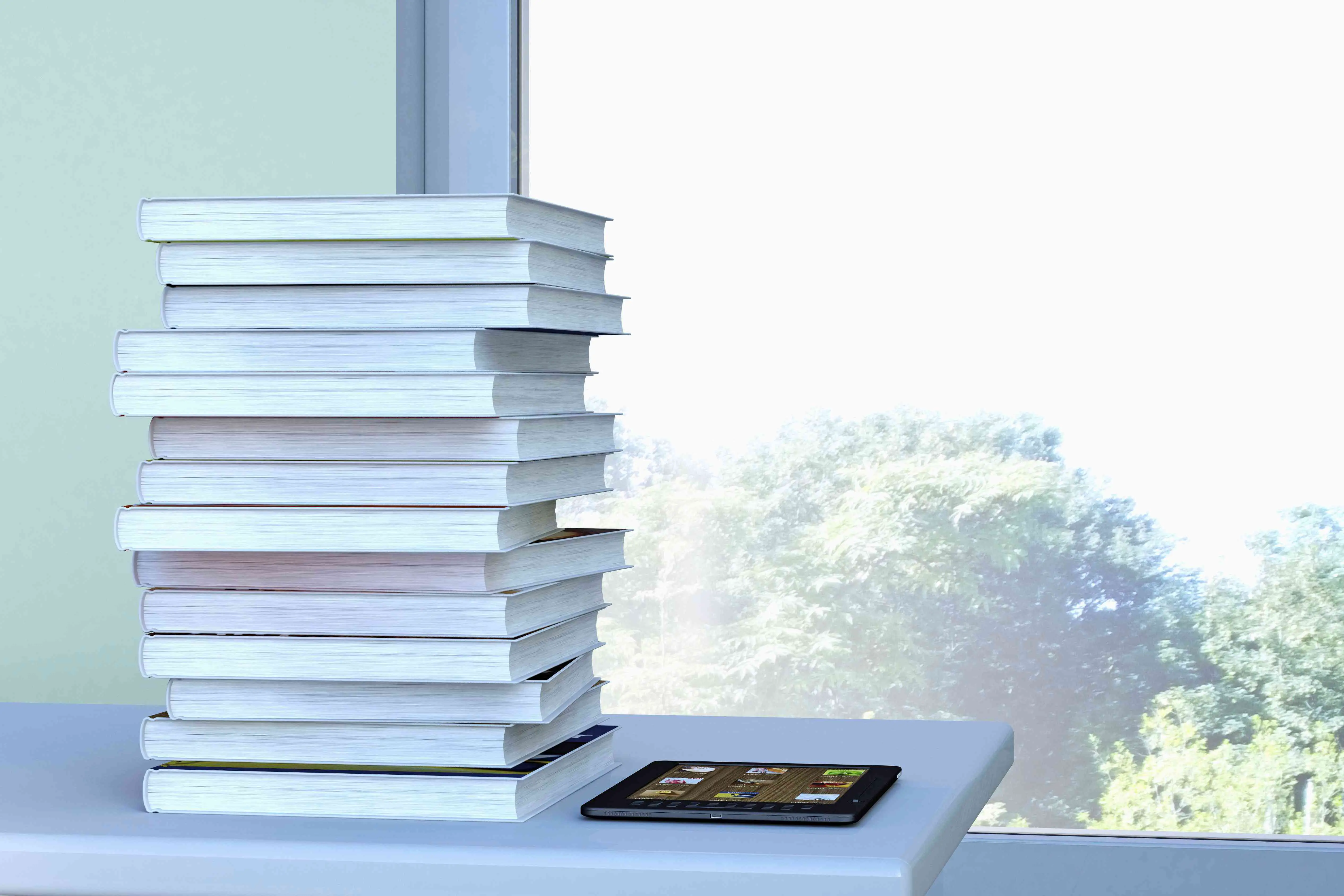 Leitor eletrônico e pilha de livros sobre uma mesa em frente a uma janela, renderização em 3D