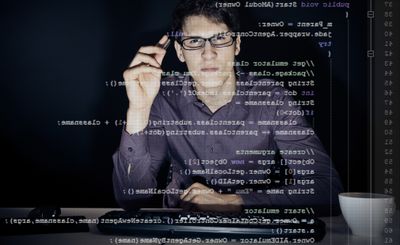 Desenvolvedor de software usando tela de computador transparente no escritório