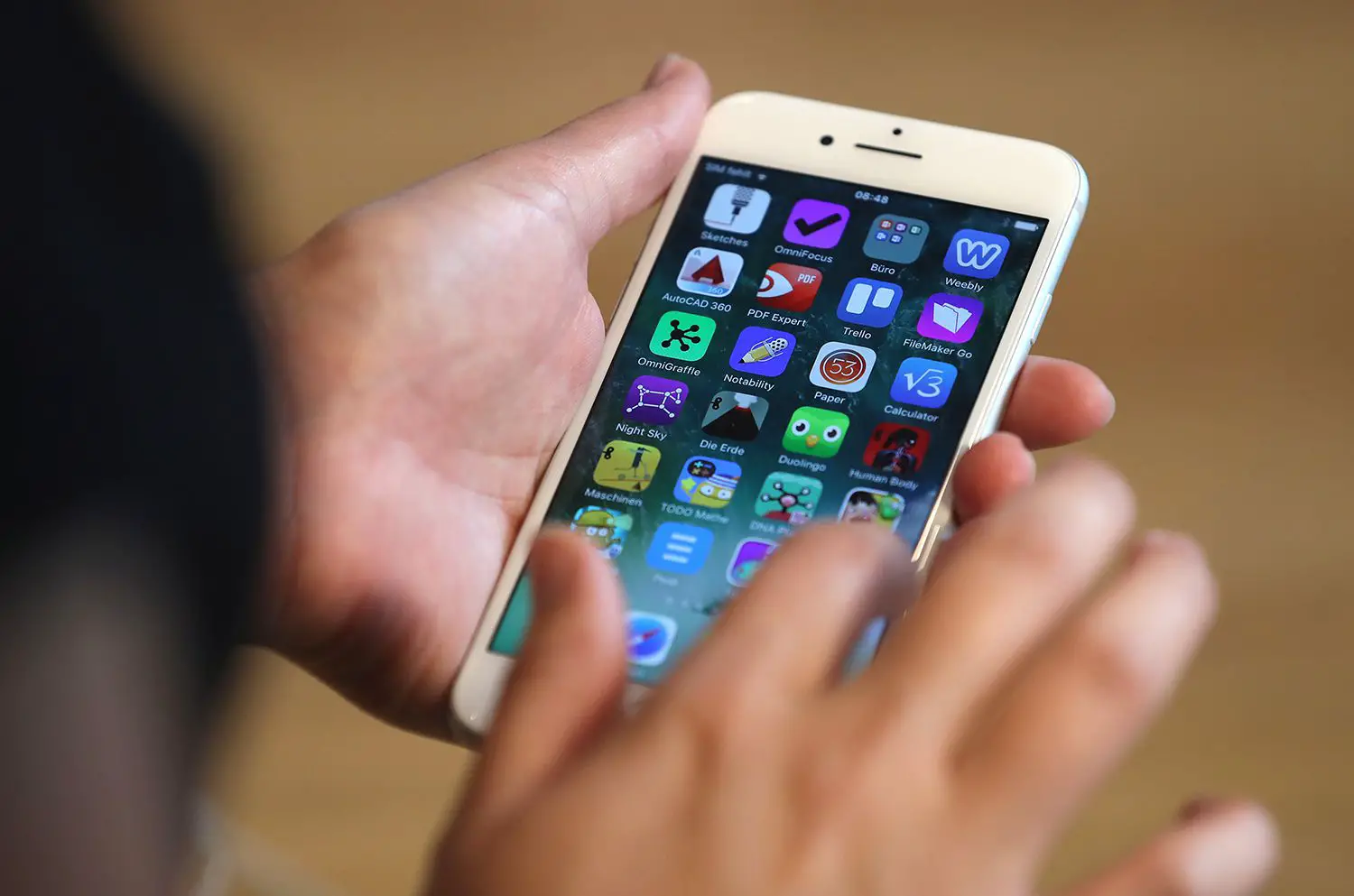 close-up de mão movendo aplicativos para iPhone