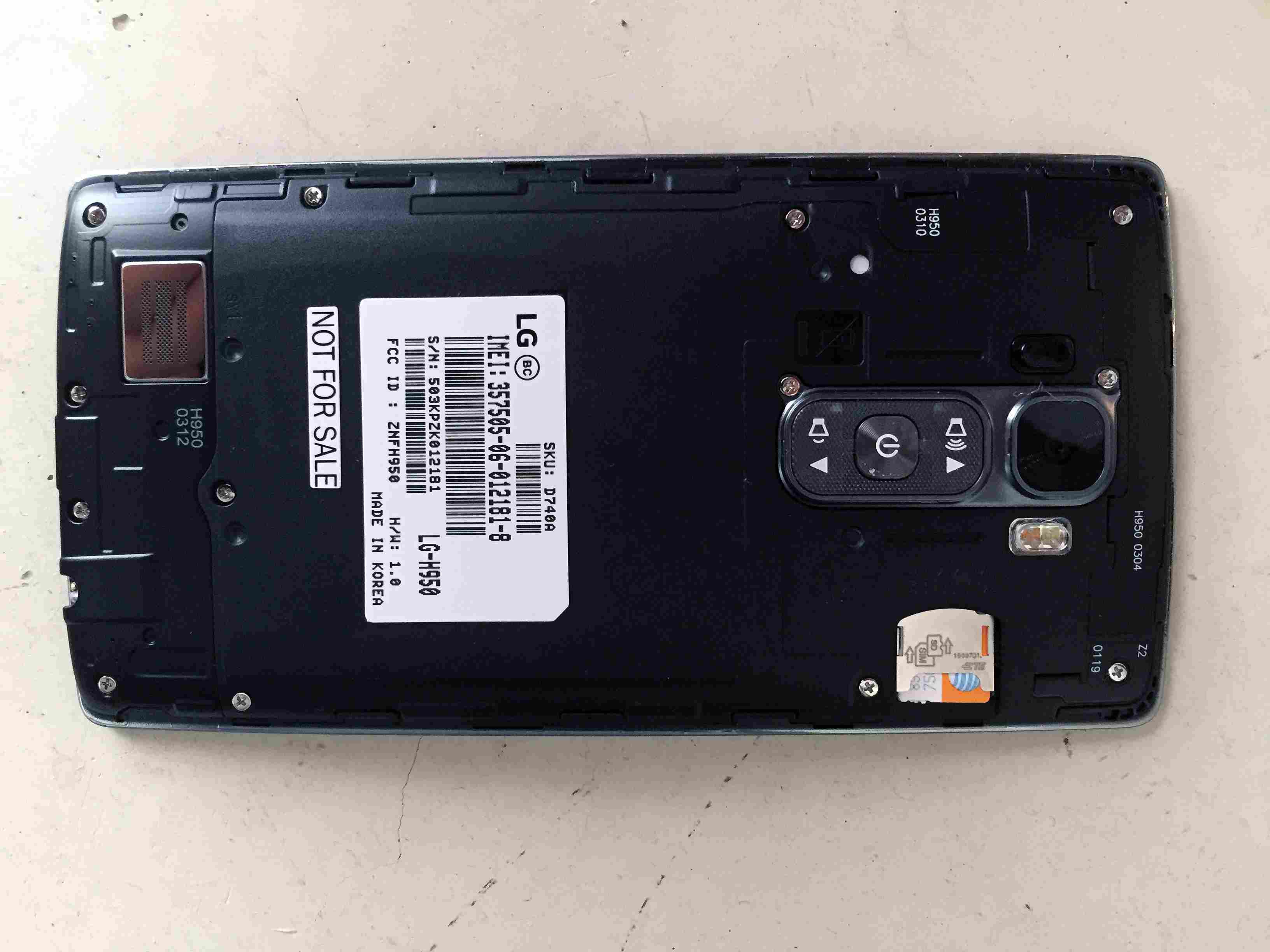 Parte traseira do telefone aberto trocando cartão SIM no LG G Flex 2
