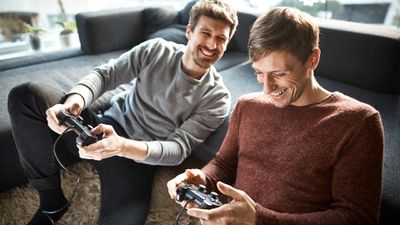 Dois homens jogando um videogame multijogador local off-line em seu console PlayStation 4.