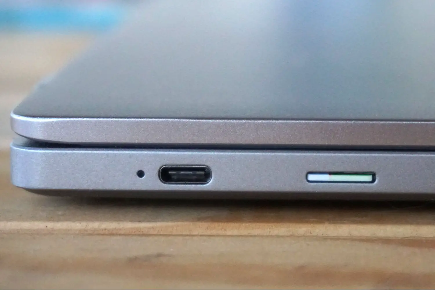 Portas do Chromebook USB e cartão MicroSD