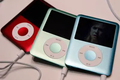 Três iPod Nanos em uma mesa