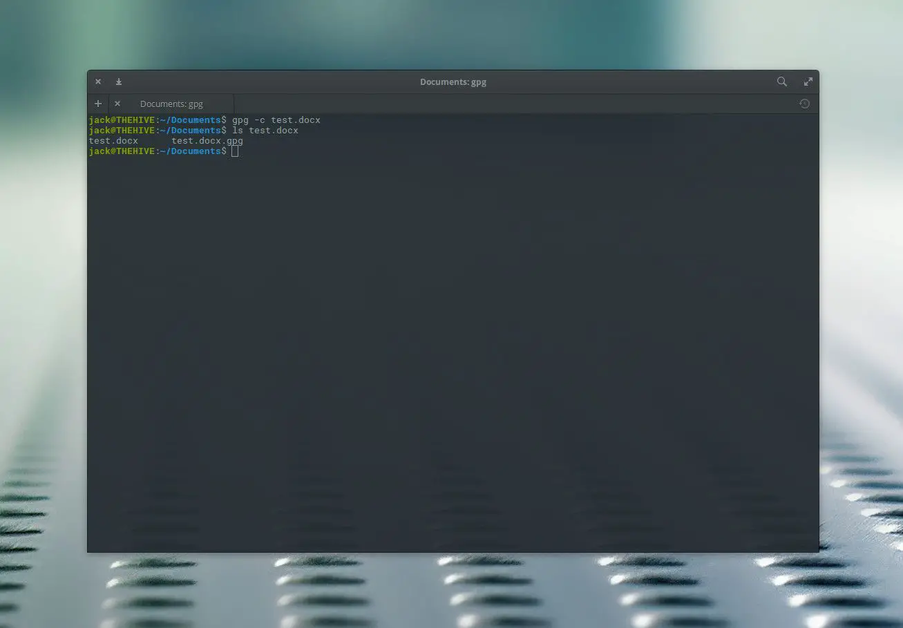 Captura de tela da criptografia de um arquivo com o comando gpg.