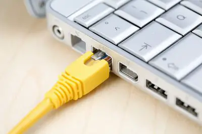 Um computador conectado via Ethernet
