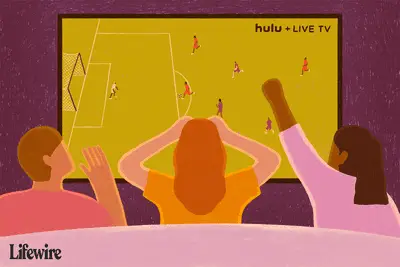 Três pessoas assistindo a um jogo de futebol no Hulu + Live TV