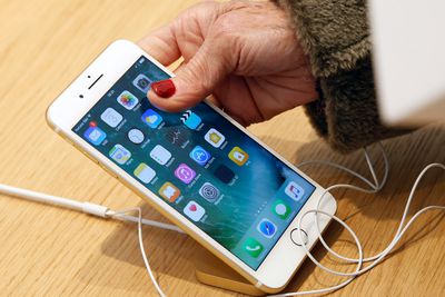 Um cliente verifica um iPhone 7 em uma loja da Apple