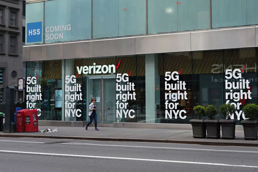 Uma visão de uma loja da Verizon anunciando 5G em meio à pandemia de coronavírus