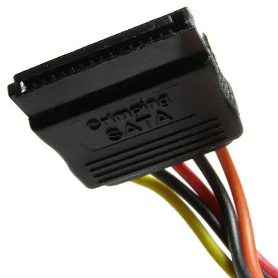 Imagem de um conector de alimentação SATA de 15 pinos