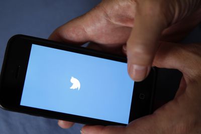 Uma imagem do aplicativo do Twitter carregando em um smartphone.