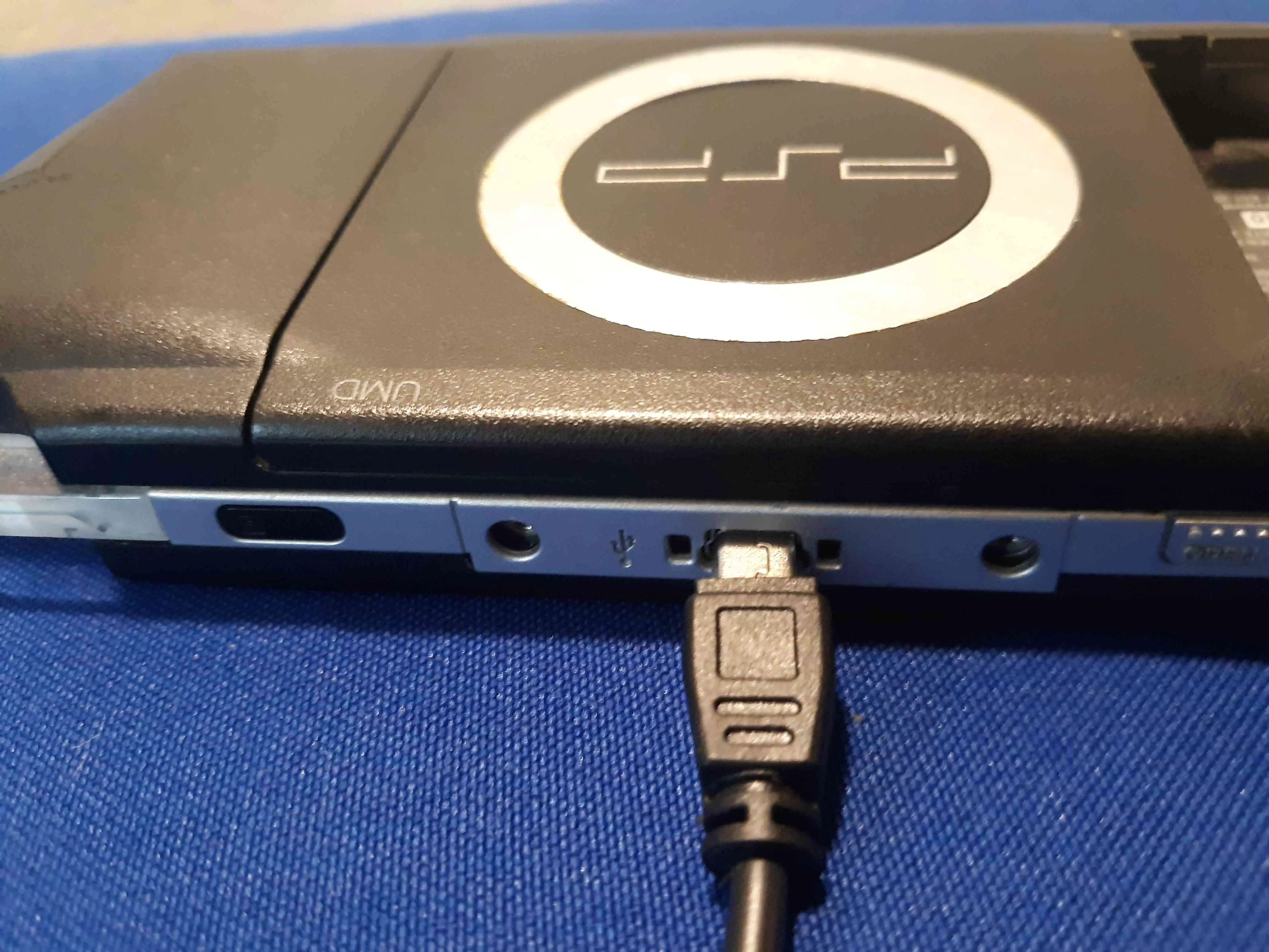 Conector USB mini-B conectado a um PSP
