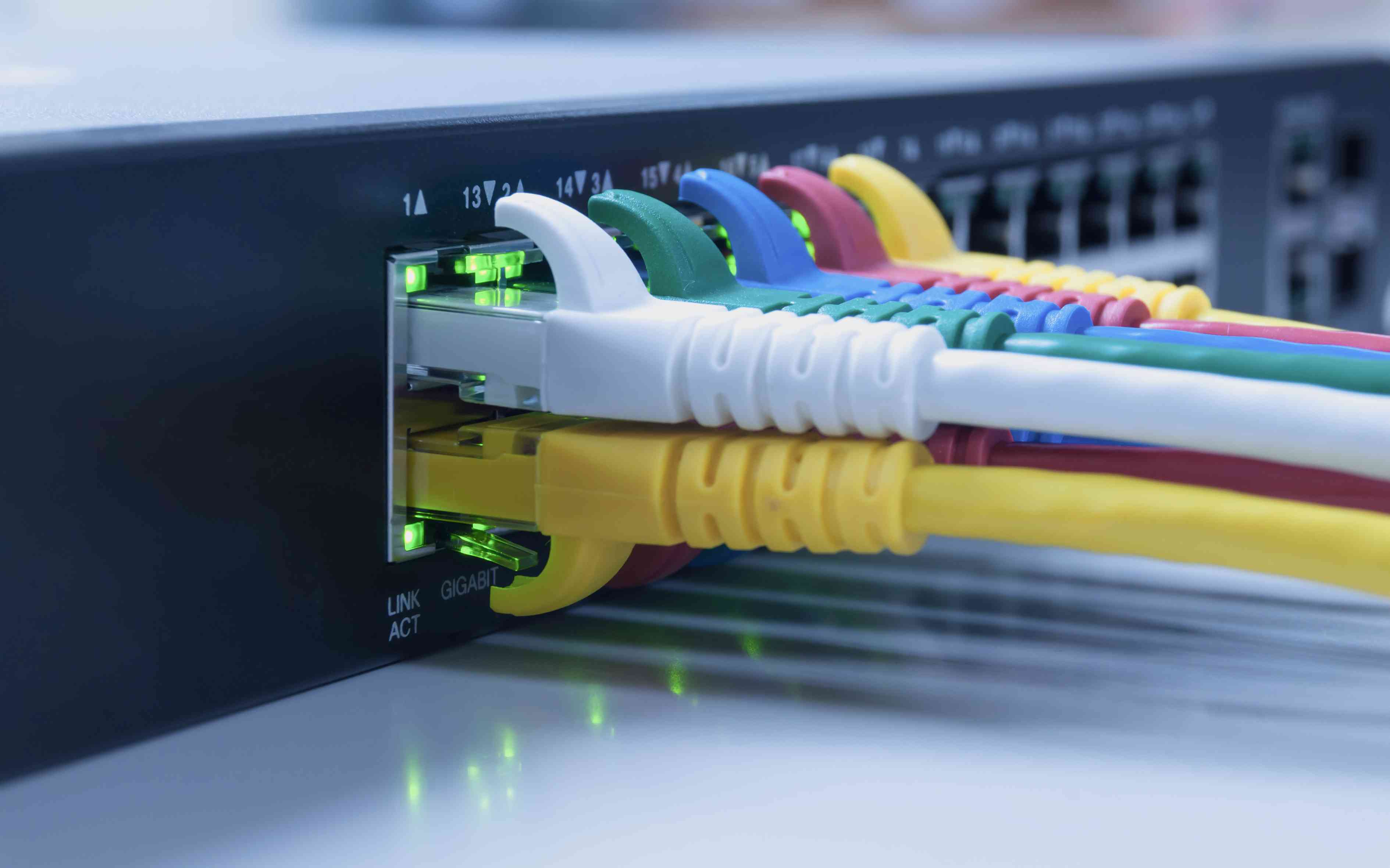 Cabos Ethernet conectados a um hub da empresa