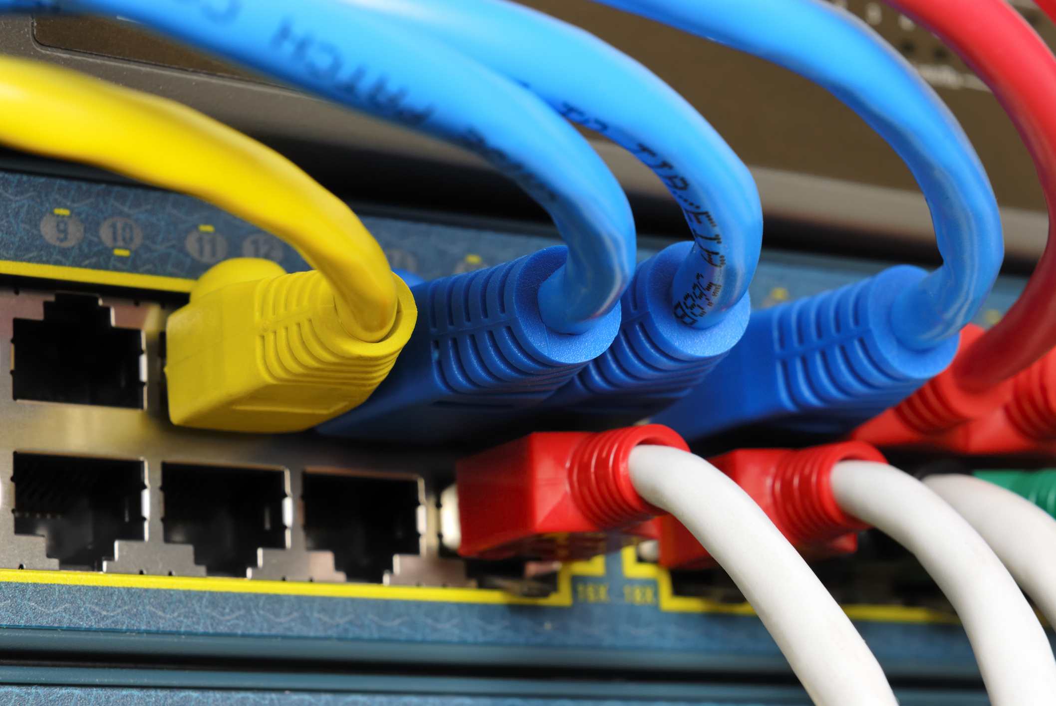 Vários cabos Ethernet conectados a um hub