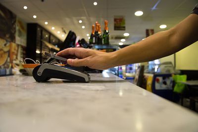 Pessoa que faz um pagamento sem contato com o aplicativo do smartphone em uma padaria.