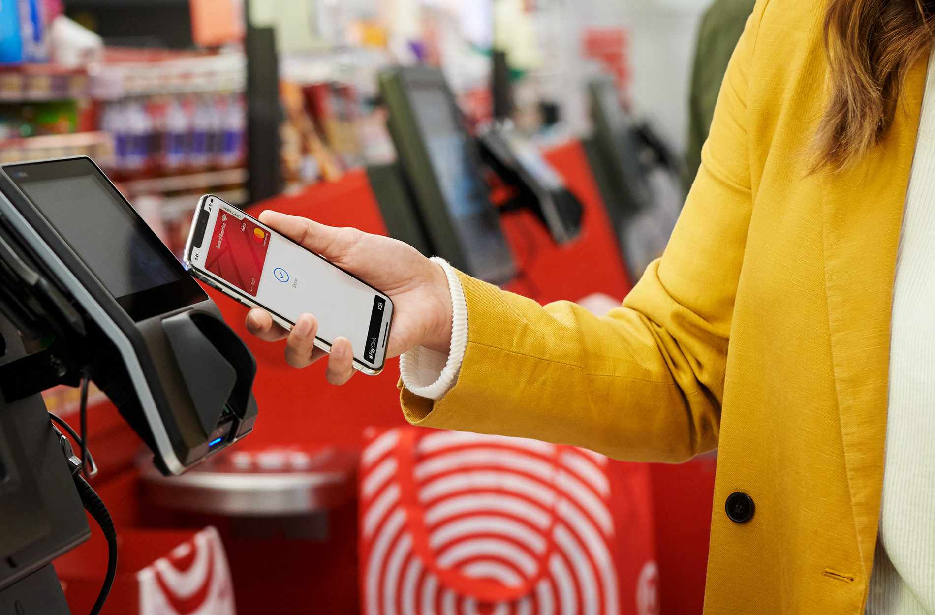 Uma foto de uma mulher usando o Apple Pay na Target