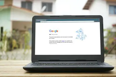 Um laptop exibe uma mensagem de erro do Google, indicando que o Google pode estar fora do ar.