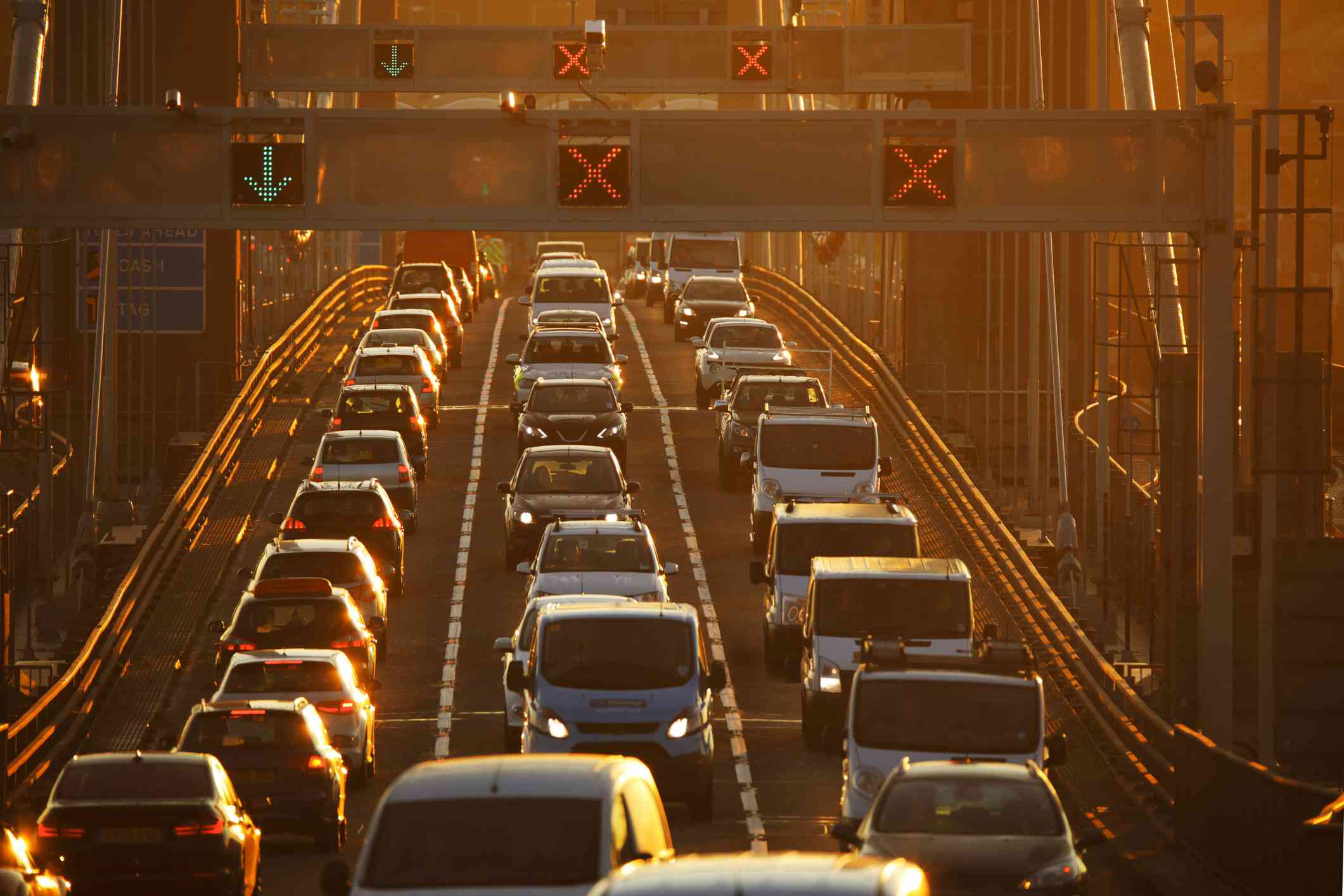 Trânsito intenso na ponte ao pôr do sol