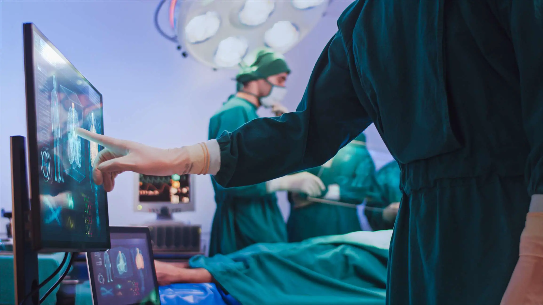 Médico usando interface de tela virtual moderna de holograma na sala de cirurgia, inovadora e futura da tecnologia médica e de saúde.