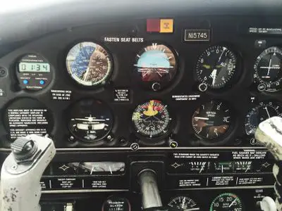 Close-up da cabine de pilotagem do avião
