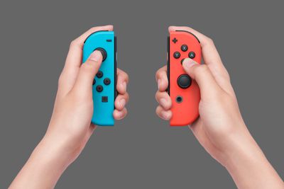 Mãos segurando Nintendo Joy-Cons