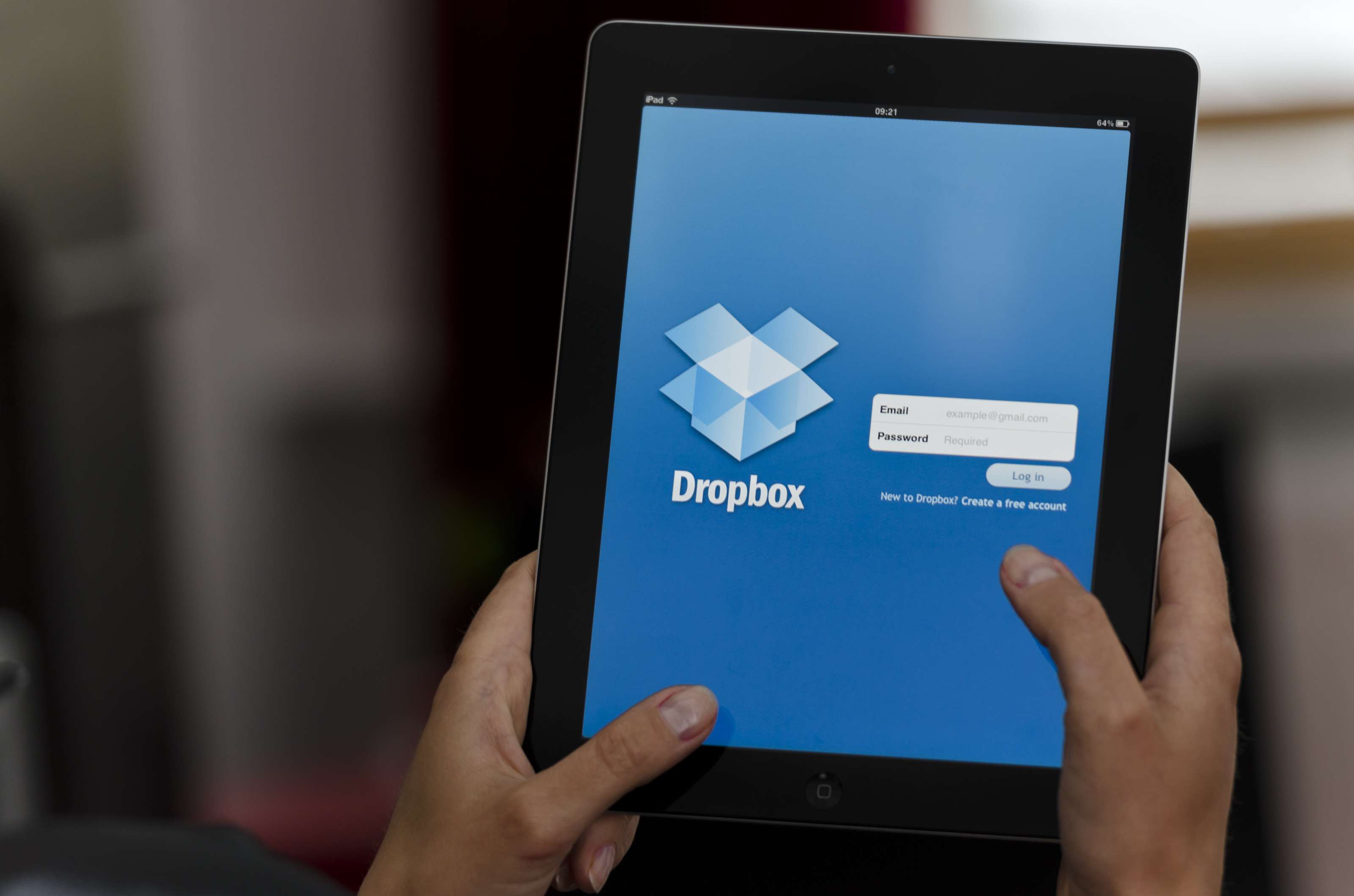 Dispositivo iPad com aplicativo Dropbox para compartilhamento de fotos e vídeos
