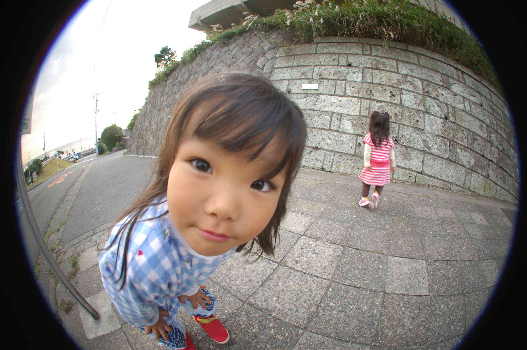 Uma imagem de uma criança capturada por uma lente olho de peixe móvel.