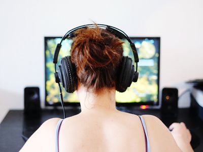 Imagem de uma mulher jogando videogame