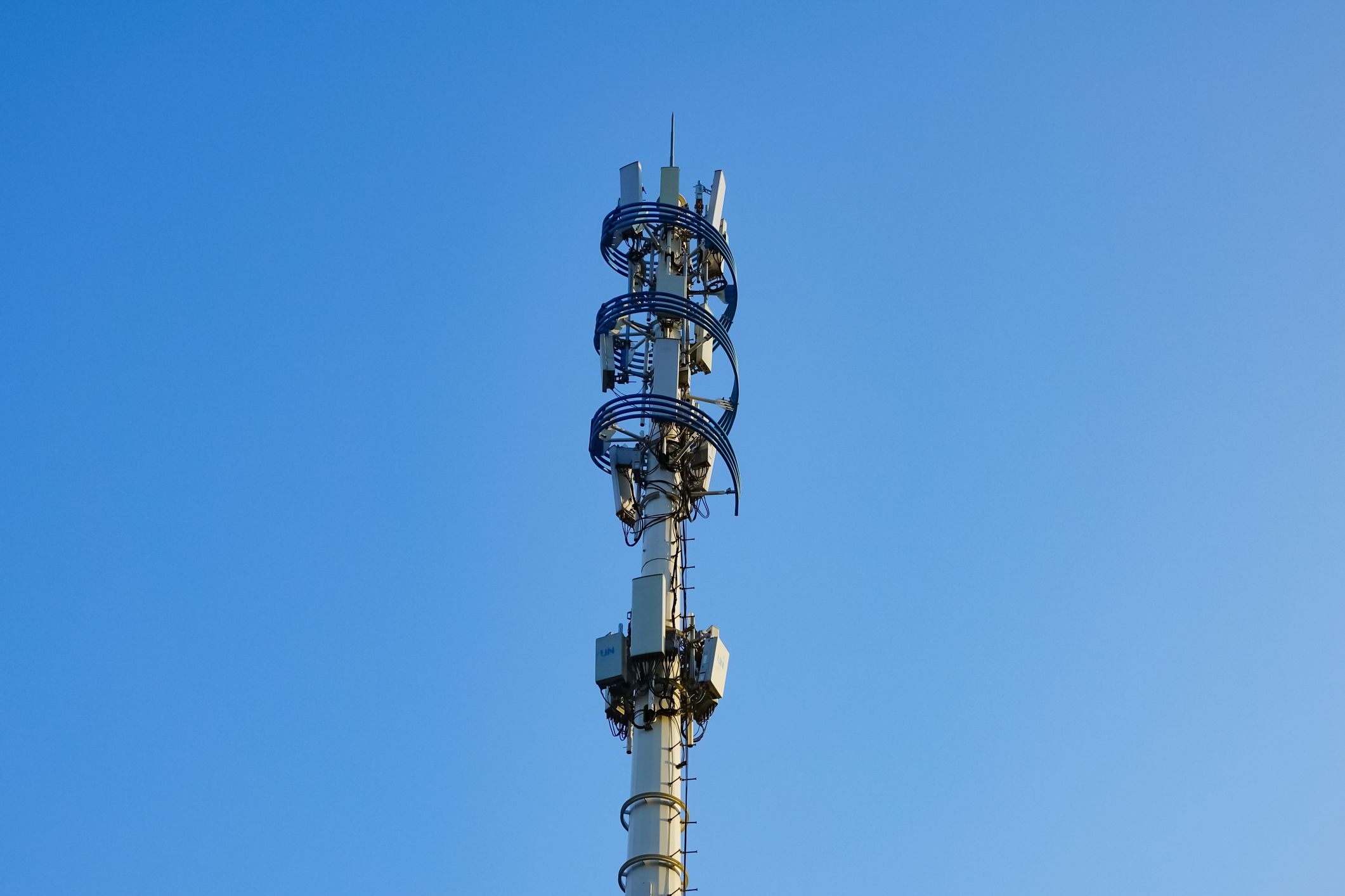 Uma torre de celular de estação base 5G.