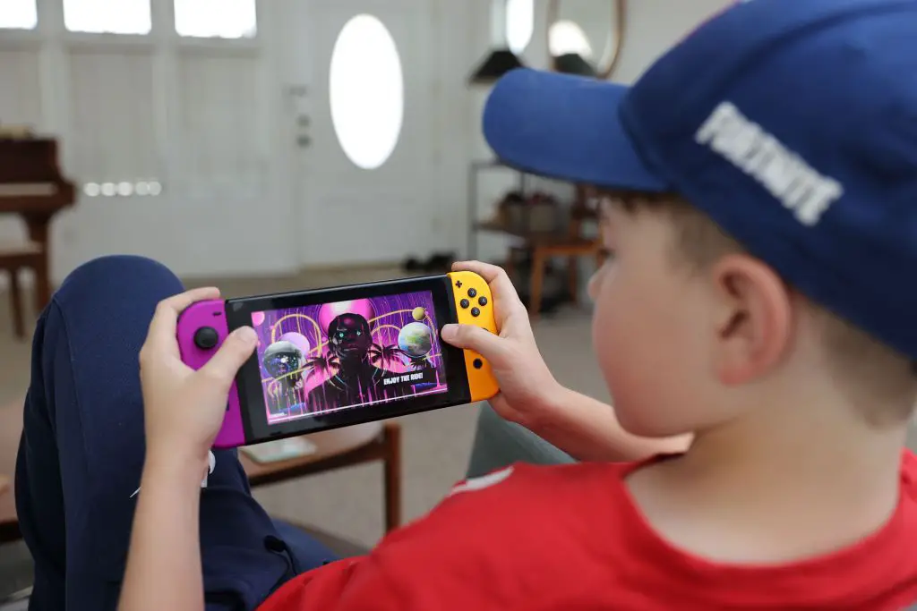 Ansel, 11 anos, filho do fotógrafo, interpreta Fortnite com Travis Scott Presents: Astronomical no Nintendo Switch.
