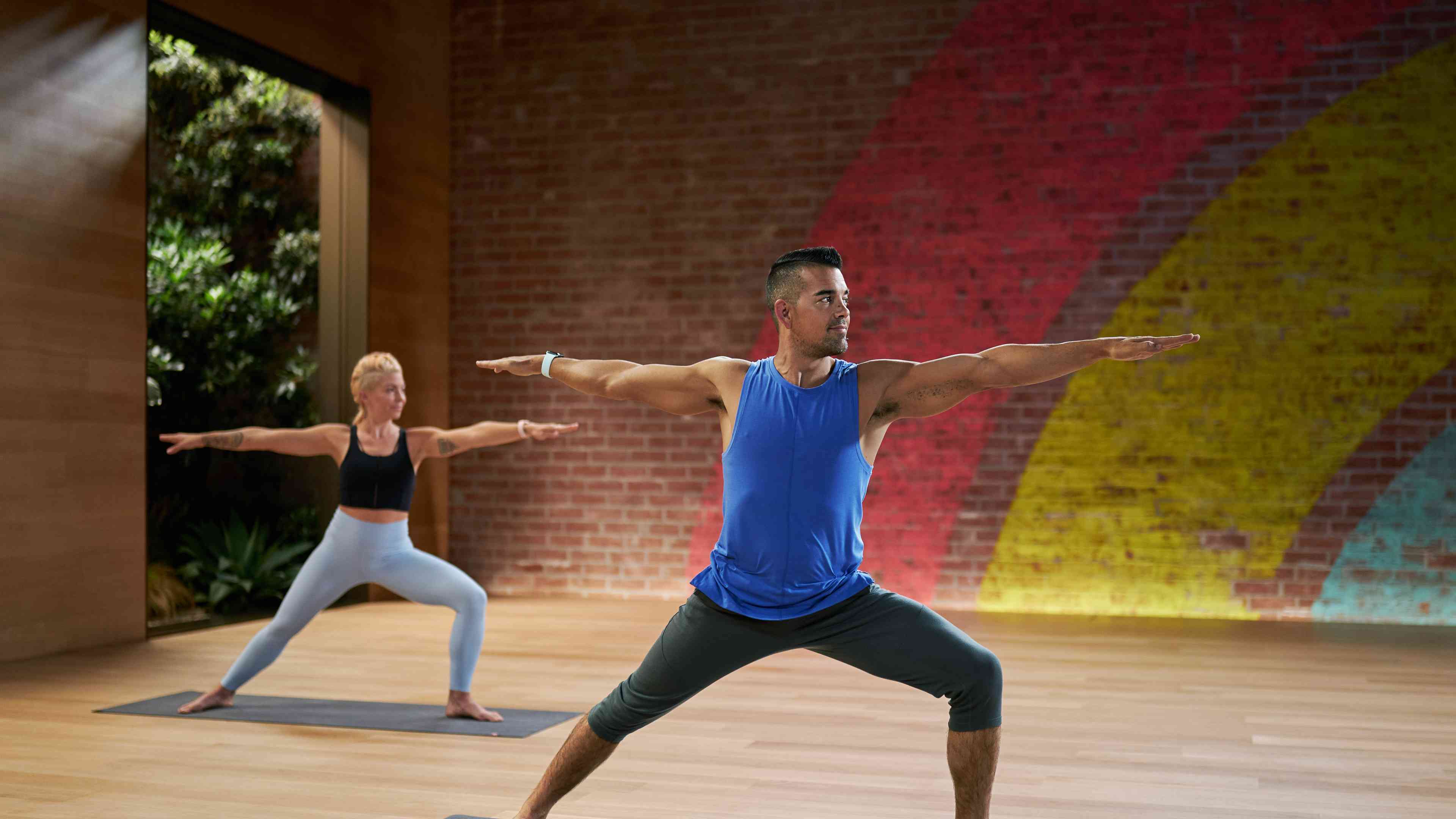 Uma captura de tela de uma aula de ioga no aplicativo Apple Fitness +.