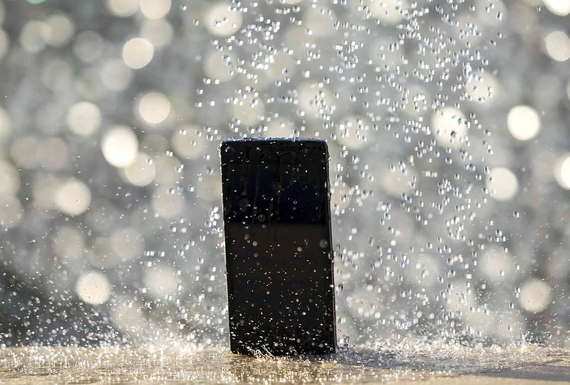 iPhone encharcado por uma torrente de gotas de água