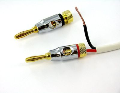 Um par de conectores de fio de alto-falante com plugue banana de metal, um conectado ao fio de alto-falante