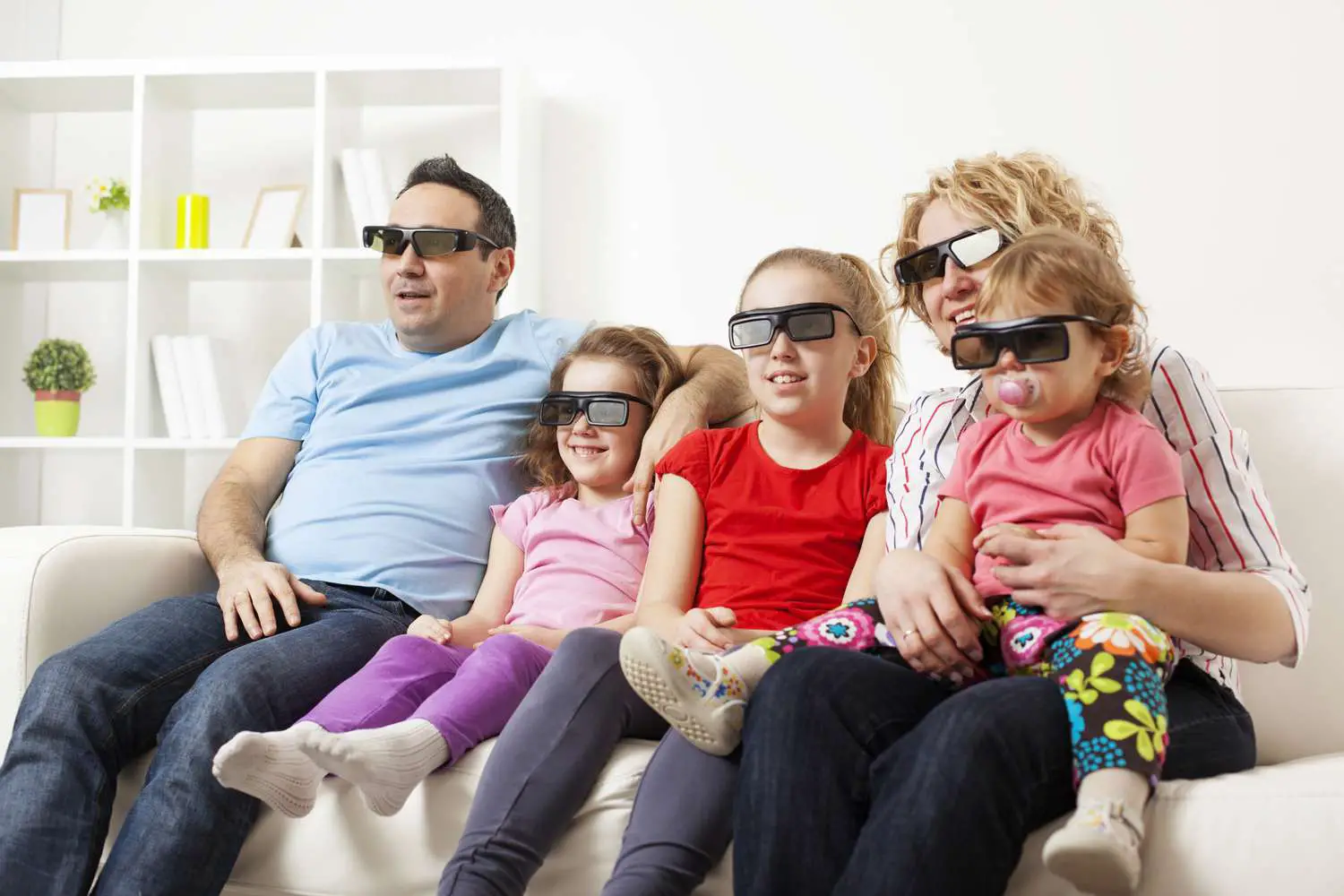 Família Assistindo TV Com Óculos 3D.