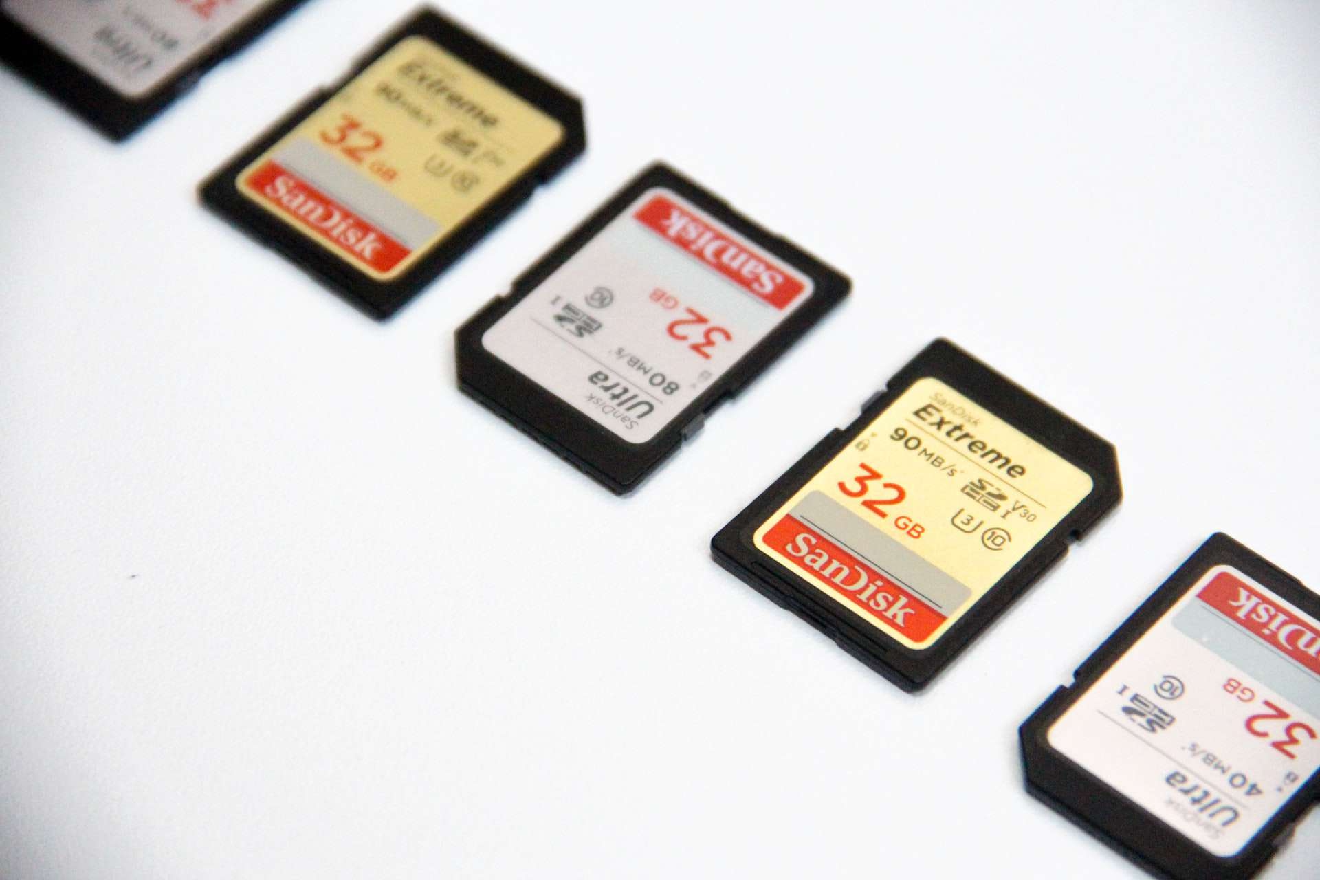 Uma linha de cartões SD de 32 GB em um fundo branco. 