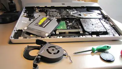 iMac aberto para conserto
