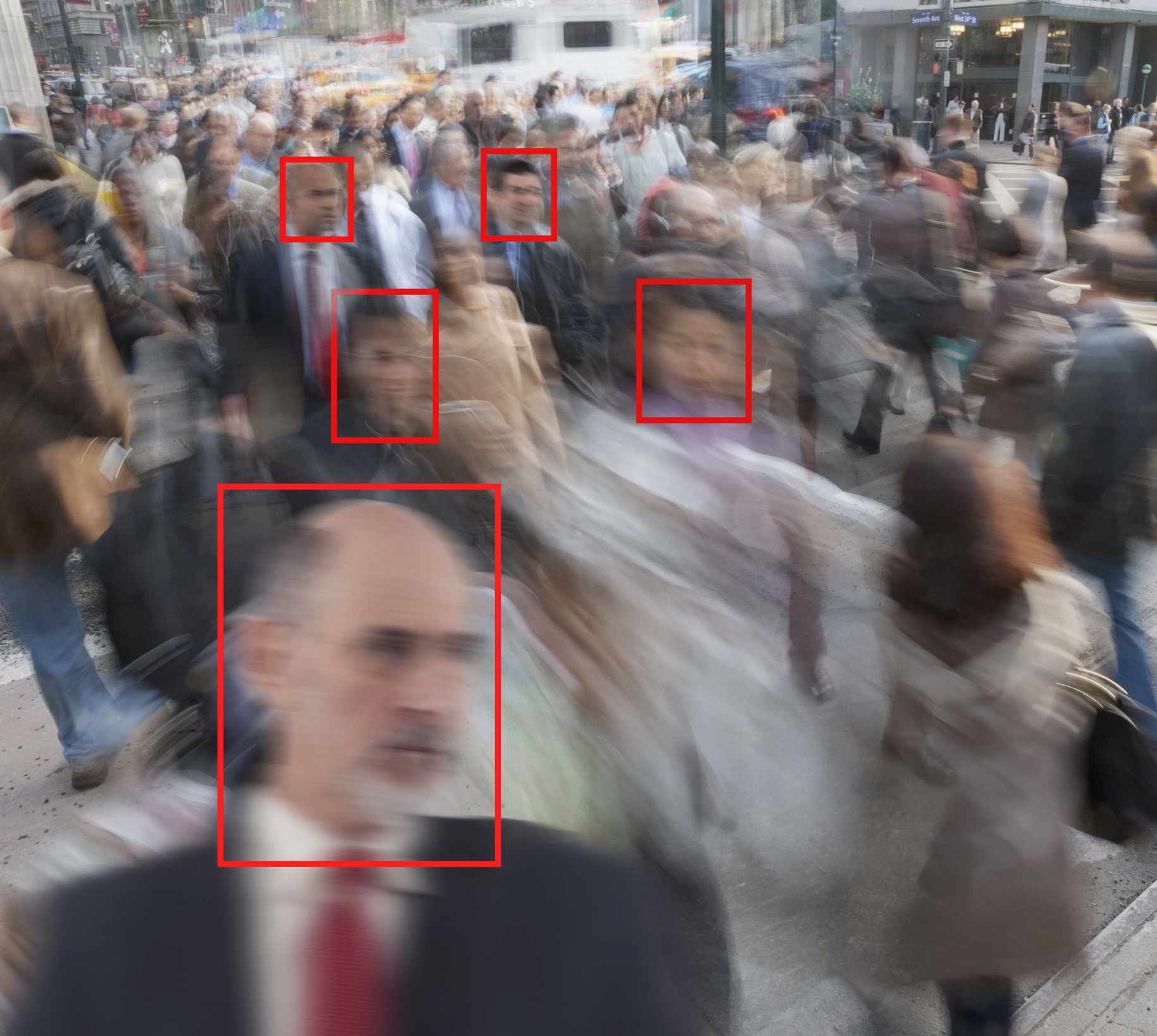 Reconhecimento facial usado em pedestres em uma rua de Nova York.