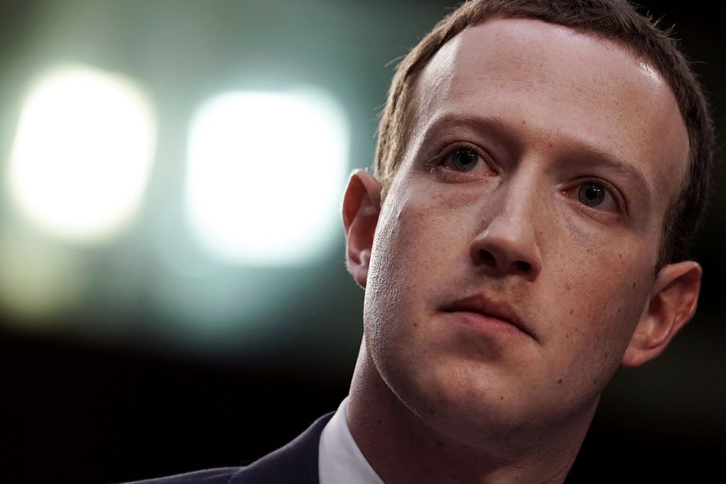 O cofundador, presidente e CEO do Facebook, Mark Zuckerberg, testemunha antes de uma audiência combinada do Comitê Judiciário e de Comércio do Senado no Hart Senate Office Building, no Capitólio.
