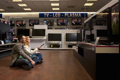 Casal jovem verificando TV - LCD x plasma