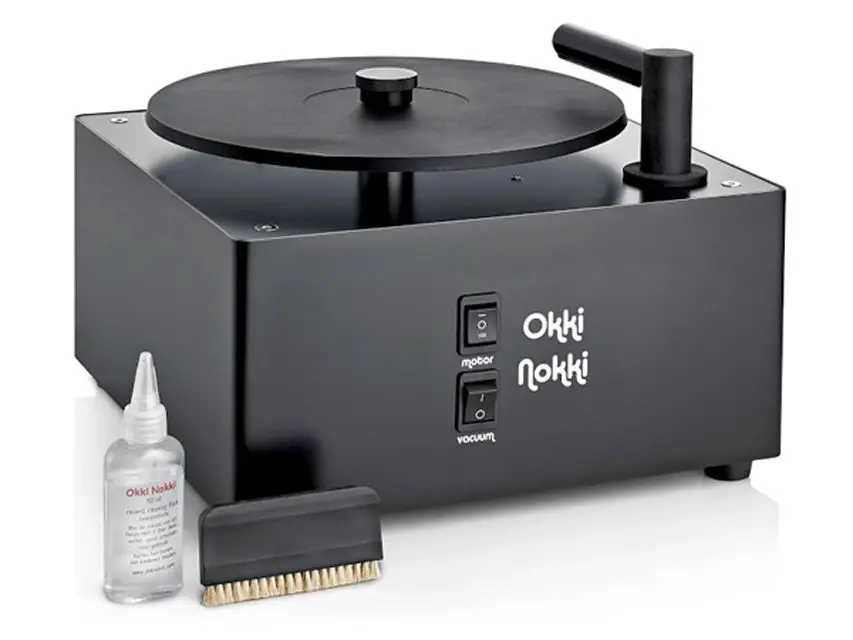 A máquina de limpeza de discos Okki Nokki Mk II (em preto)