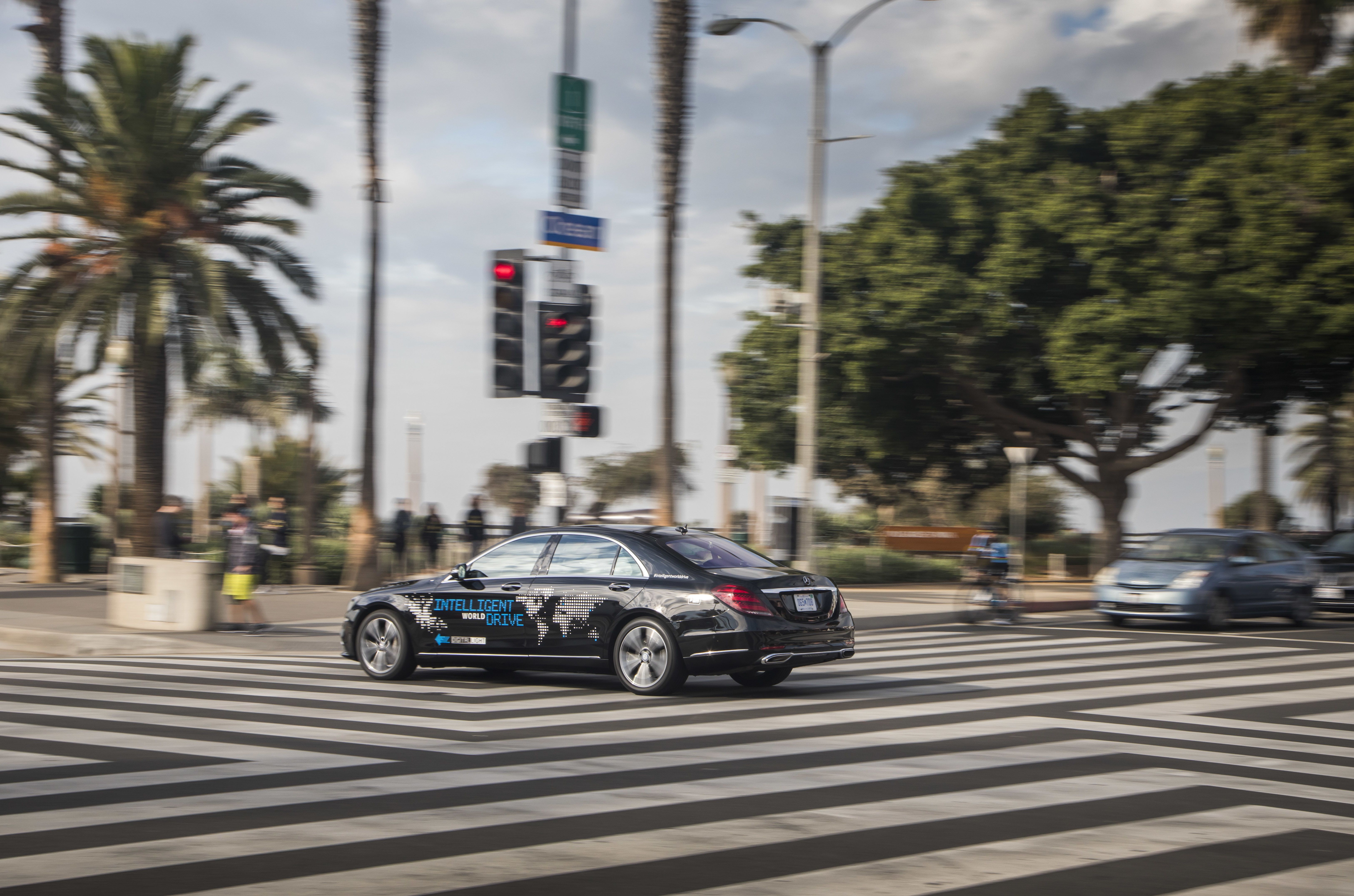 Um carro autônomo Daimler no programa Intelligent World Drive é testado em uma rua de uma cidade real em Las Vegas.