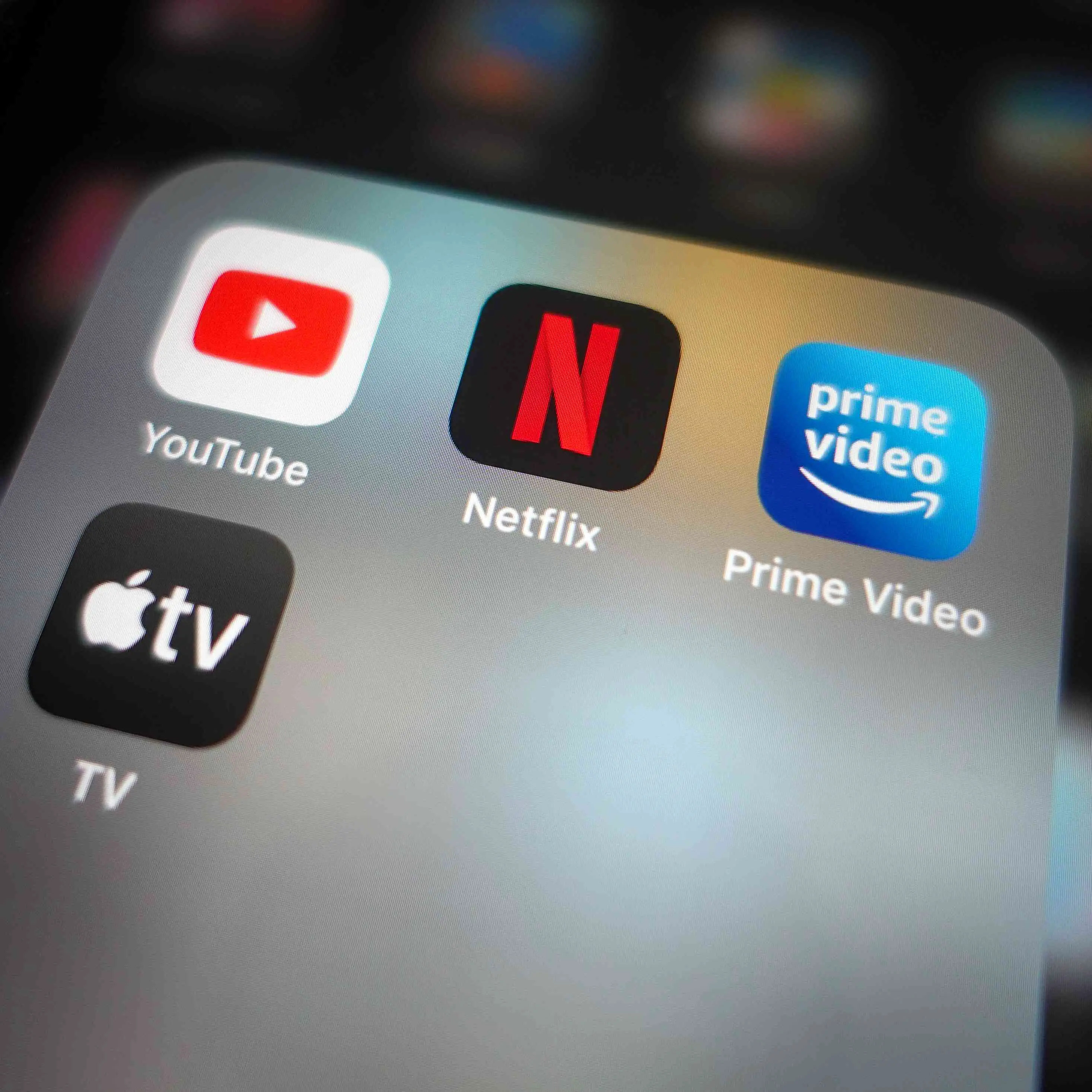 O ícone do YouTube em um smartphone com Netflix, Prime Videos e Apple TV.